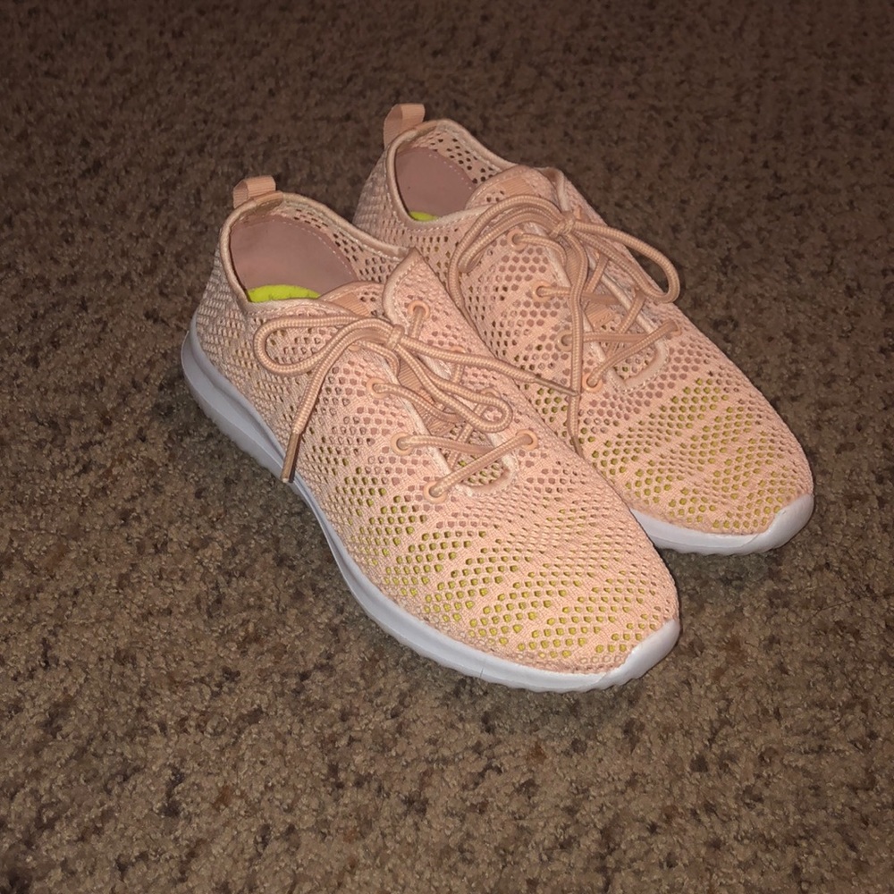 Size 8 tennis shoes.